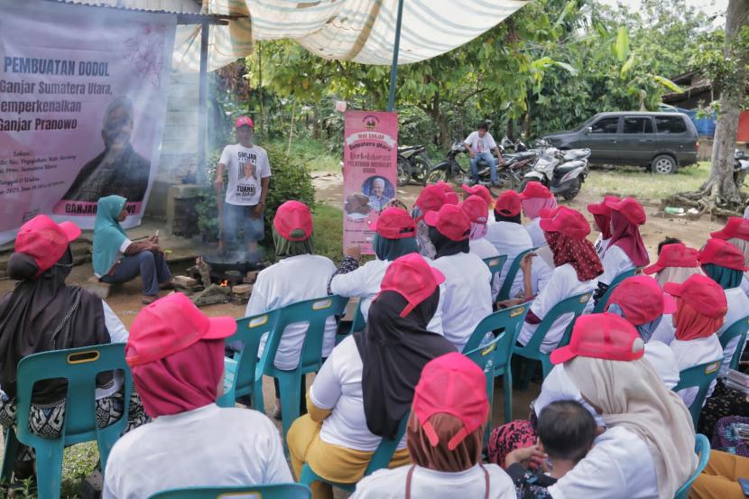 Pelatihan pembuatan dodol yang berlangsung di Desa Petuaran Hilir, Kecamatan Pegajahan, Kabupaten Serdang Bedagai. 