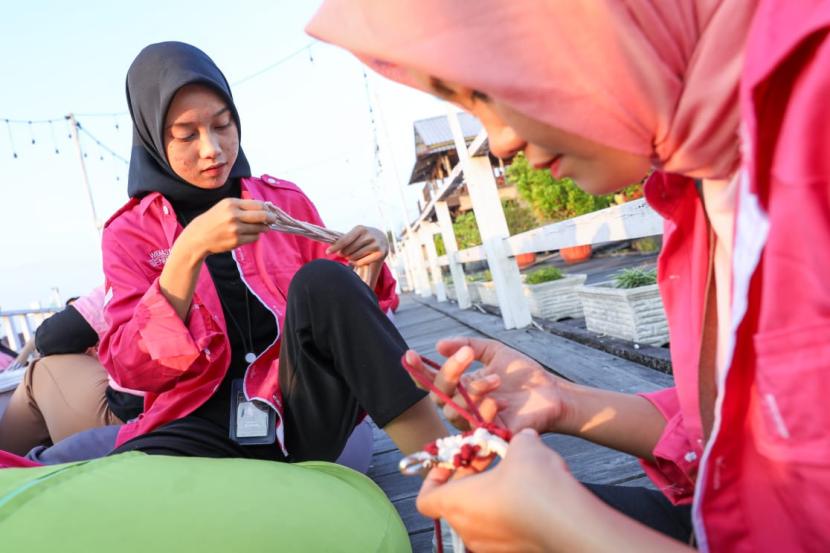 Pelatihan pembuatan gantungan kunci dari tali kur di Kafe Tepi Arut, Jalan Pangeran Antasari, Kelurahan Mendawai, Kecamatan Arut Selatan, Pangkalan Bun, Kabupaten Kotawaringin Barat, Kalimantan Tengah. 