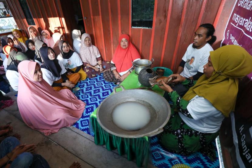 Pelatihan pembuatan gula aren bagi masyarakat Desa Mappalo Ulaweng, Kecamatan Awangpone, Kabupaten Bone, Sulawesi Selatan (Sulsel). 