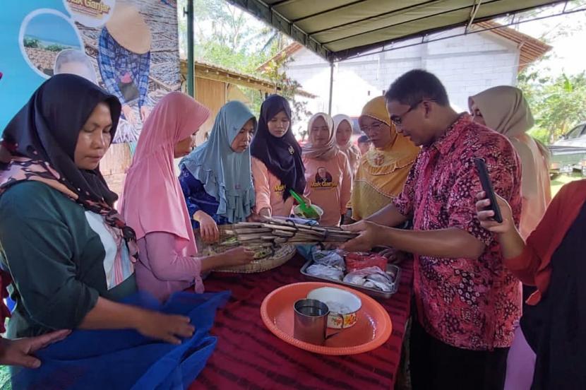 Pelatihan pembuatan ikan asin bagi masyarakat di Desa Sinanggul, Kecamatan Mlonggo, Kabupaten Jepara, Jawa Tengah.  