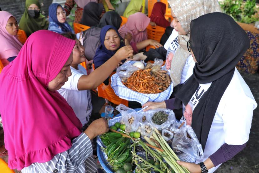 Pelatihan pembuatan jamu di Jalan Perwira, Labuh Baru Timur, Kecamatan Payung, Pekanbaru, Riau. 