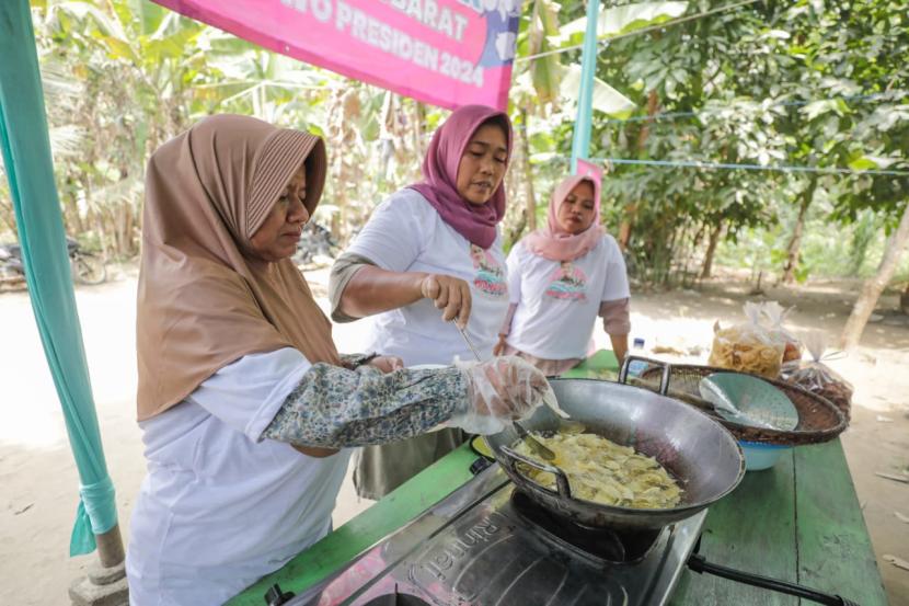 Pelatihan pembuatan keripik pisang bagi masyarakat dan istri para nelayan yang berada di Dusun Buniayu, Desa Karang Jaladri, Kecamatan Parigi, Kabupaten Pangandaran, Jawa Barat. 
