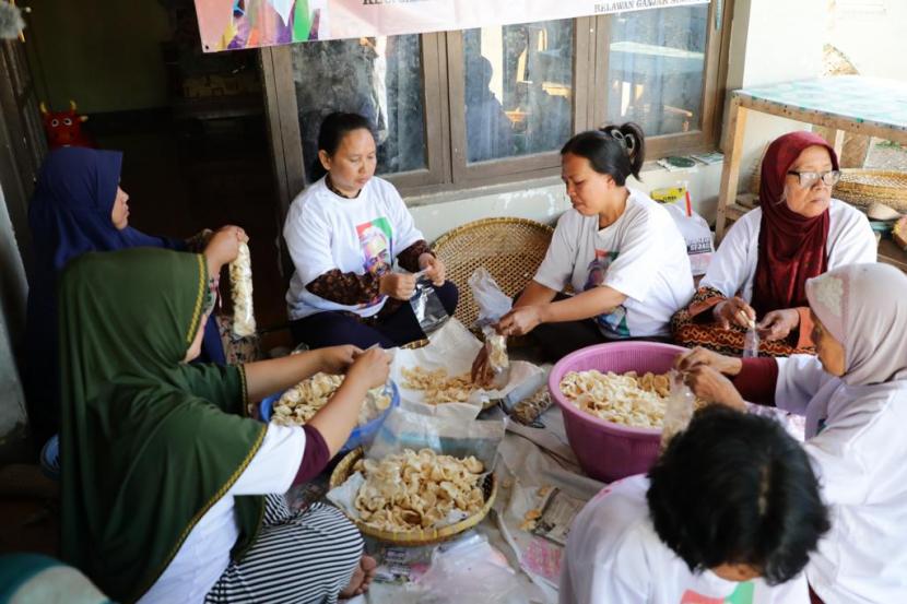 Pelatihan pembuatan kerupuk banyu pindang di Desa Wangun Harja, Kecamatan Jamblang, Kabupaten Cirebon, Jawa Barat. 