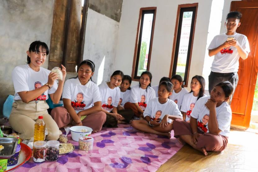 Pelatihan pembuatan kue bersama ibu-ibu dan pemuda di Desa Pelantaran, Kecamatan Cempaga Hulu, Kabupaten Kotawaringin Timur (Kotim), Kalimantan Tengah pada Rabu (19/4/2023). 