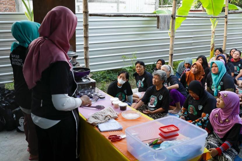 pelatihan pembuatan kue brownies lumer untuk masyarakat yang mayoritasnya ibu-ibu di Desa Mojosarirejo, Kecamatan Driyorejo, Kabupaten Gresik, Jawa Timur (Jatim). 