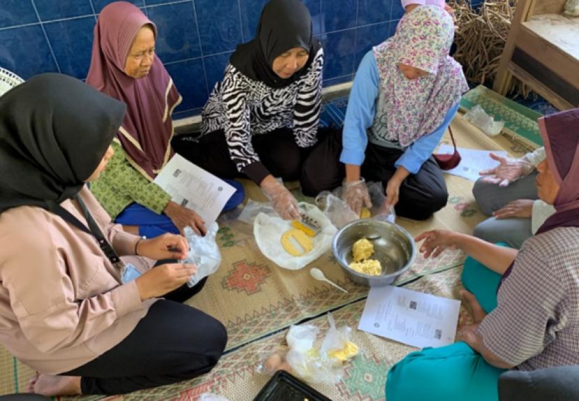 Pelatihan pembuatan kue kering berbahan kelapa oleh mahasiswa KKN UNY.