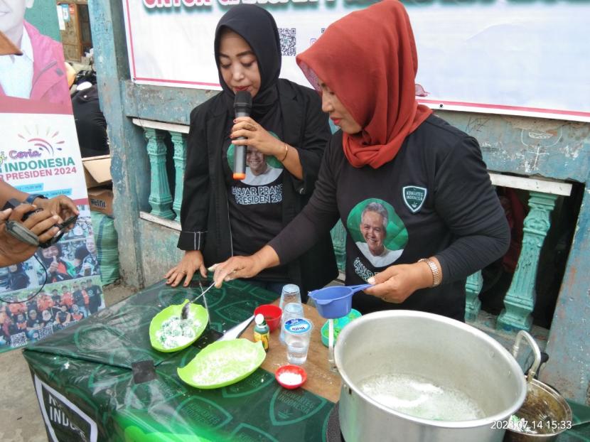 Pelatihan pembuatan kue klepon diadakan di Jalan Raya Kedoya, Kelurahan Kedoya Utara, Kecamatan Kebon Jeruk, Jakarta Barat, DKI Jakarta. 