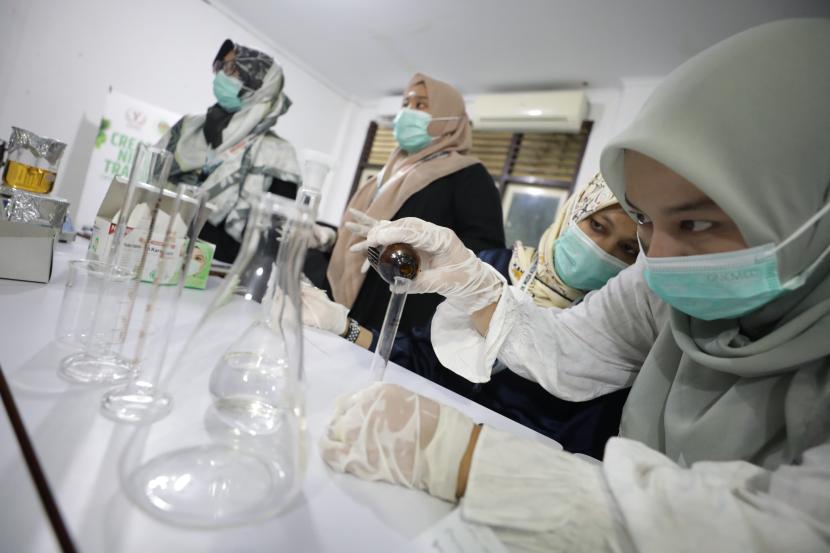 Pelatihan pembuatan parfum dari Nilam Aceh selama tiga hari di Atsiri Research Center (ARC) Universitas Syiah Kuala (USK), Banda Aceh, Senin-Rabu (3-6/6/2024).