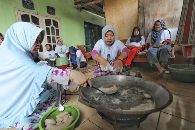 Pelatihan pembuatan pempek untuk ibu-ibu di Kelurahan Sukajaya, Kecamatan Sukarami, Kota Palembang, Sumsel.