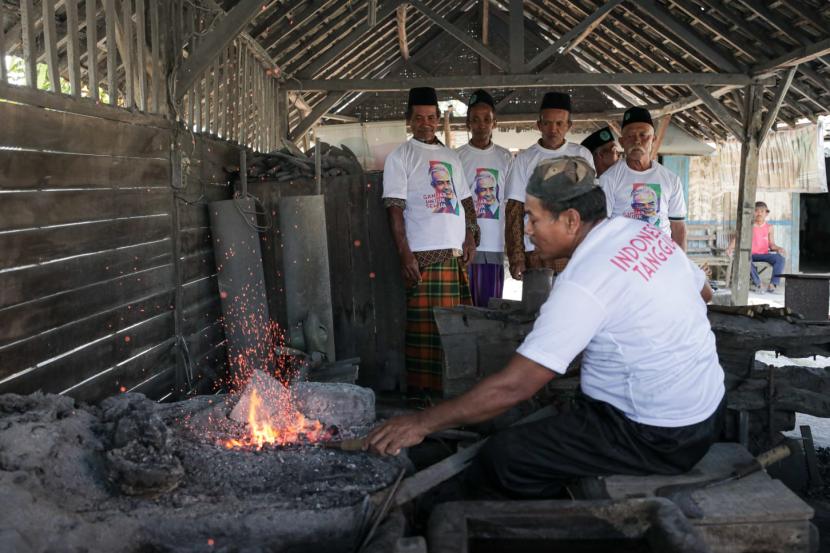 Pelatihan pembuatan pisau dapur dan arit rumput di Tuban, Jawa Timur. 