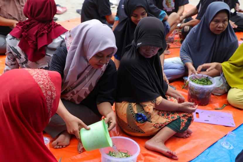 Pelatihan Pembuatan Pupuk Kompos Bio Enzim kepada puluhan masyarakat di Jalan Raya Ampang, Kuranji, Padang, Sumatra Barat. 
