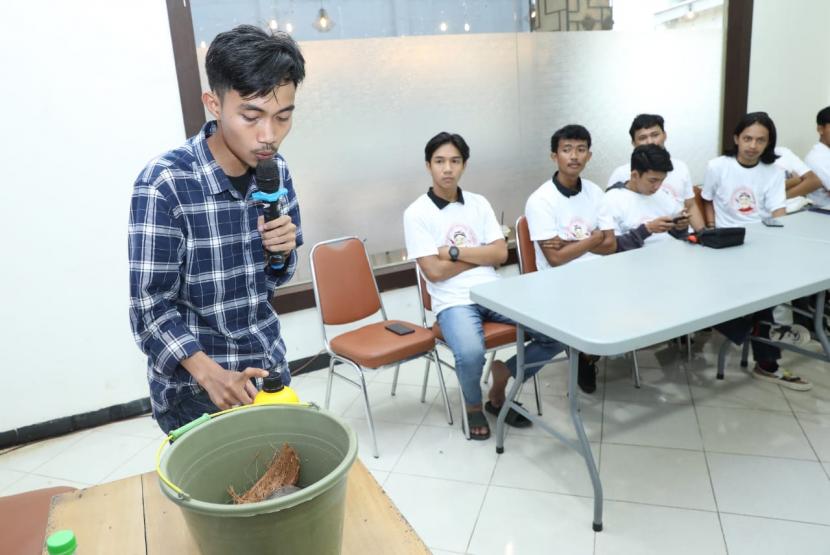 Pelatihan pembuatan pupuk organik cair yang diikuti para pemuda di Kecamatan Tanete Riattang, Kabupaten Bone, Sulawesi Selatan. 