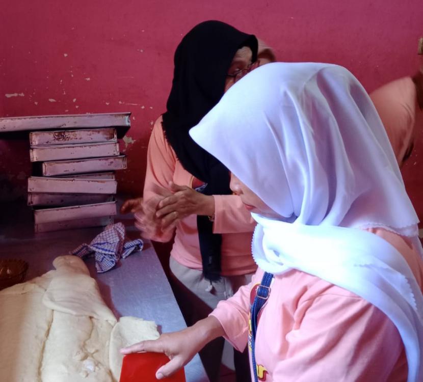 Pelatihan pembuatan roti jadul di wilayah Pajajaran, Jagabaya 1, Wayhalim, Bandar Lampung, Lampung, Lampung. 