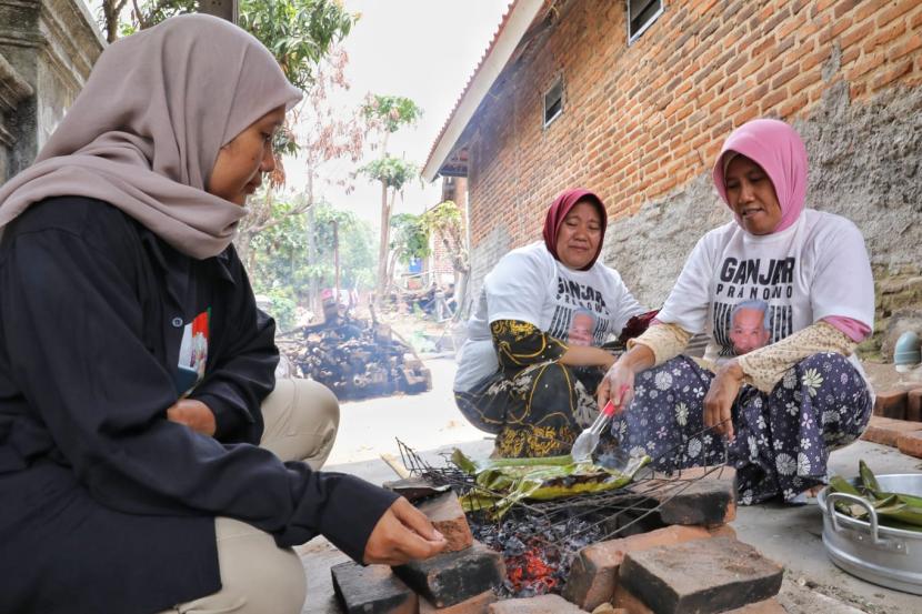 Pelatihan pembuatan satai bandeng di Kelurahan Deringo, Kecamatan Citangkil, Kota Cilegon, Banten. 
