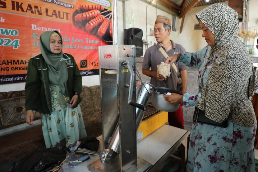 Pelatihan pembuatan sosis ikan laut bersama Majelis Taklim Ar Rahman di Desa Campurejo, Kecamatan Panceng Gresik, Kabupaten Gresik, Jawa Timur.