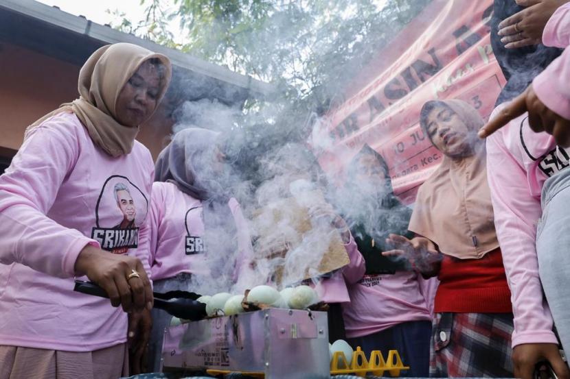 Pelatihan pembuatan telur asin asap khas Brebes di Jatibarang, Kabupaten Brebes, Jawa Tengah, diikuti antusias oleh para warga.
