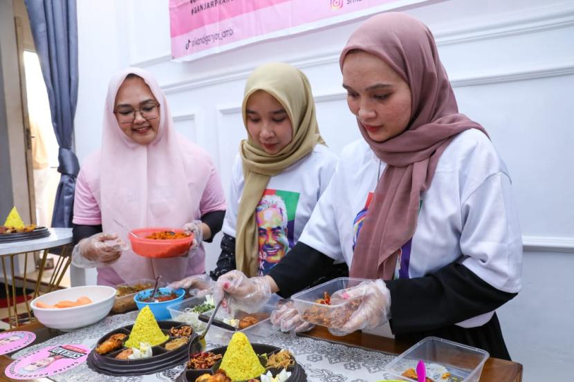 Pelatihan pembuatan tumpeng mini di Kenali Asam Bawah, Kecamatan Kota Baru, Kota Jambi, Provinsi Jambi. 