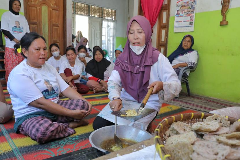 Pelatihan pengolahan kerupuk ikan di Desa Muara Gading Mas, Kecamatan Labuhan Maringgai, Kabupaten Lampung Timur, Provinsi Lampung. 