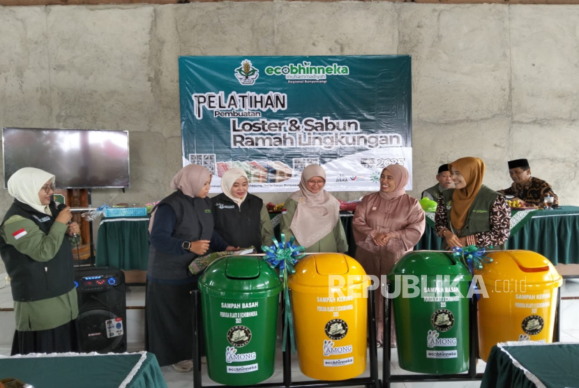 Pelatihan pengolahan limbah plastik dan pembuatan sabun ramah lingkungan di Banyuwangi.