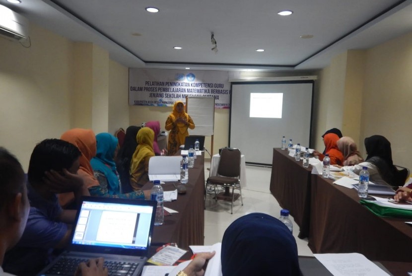 Pelatihan peningkatan kompetensi guru matematika di wilayah Kab. Aceh Besar. 