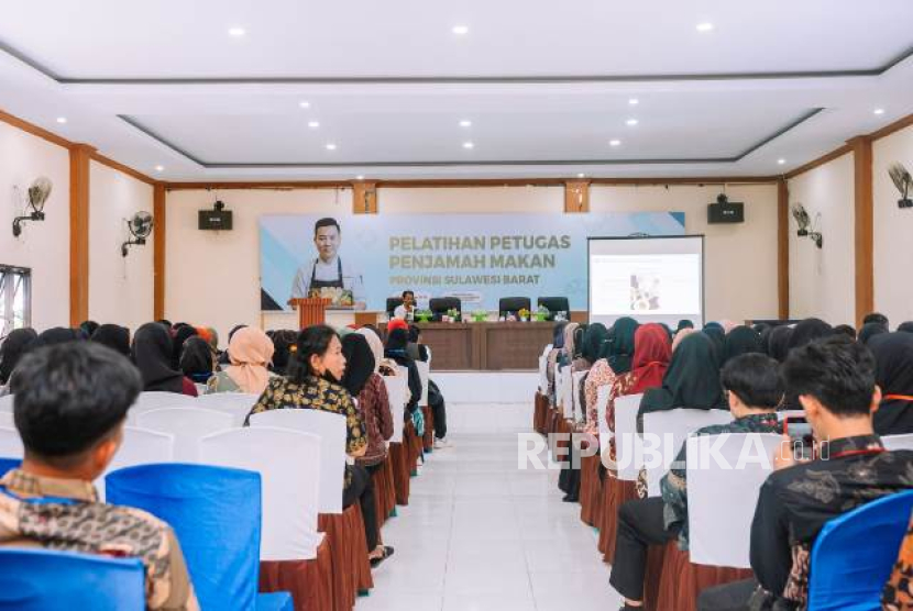 Pelatihan penjamah makanan untuk MBG. 
