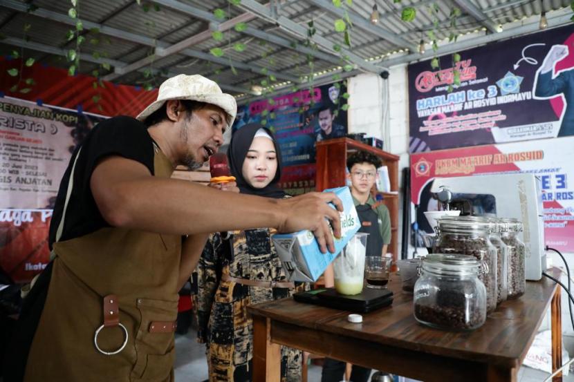 Pelatihan penyajian kopi bersama warga di Desa Bugis, Kecamatan Anjatan, Indramayu, Jawa Barat