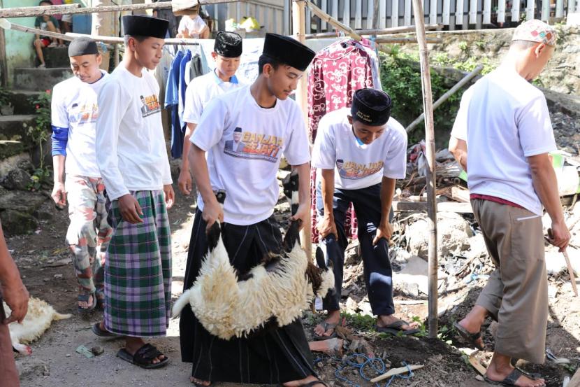Pelatihan penyembelihan hewan kurban di Ponpes Salafiyah Subussalaam, Kelurahan Kujangsari, Kecamatan Bandung Kidul, Kota Bandung, Jawa Barat, Jumat (30/6/2023). 