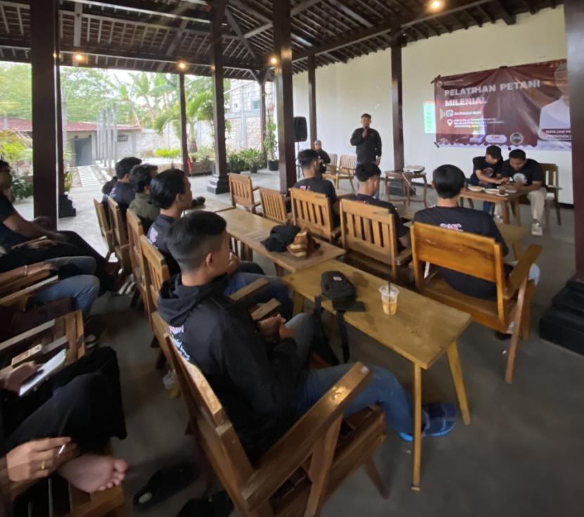 Pelatihan petani milenial diadakan Holo Coffe, Jalan Terusan Kecubung Bar No 14, Kelurahan Tlogomas, Kecamatan Lowokwaru, Kota Malang, Jawa Timur. 
