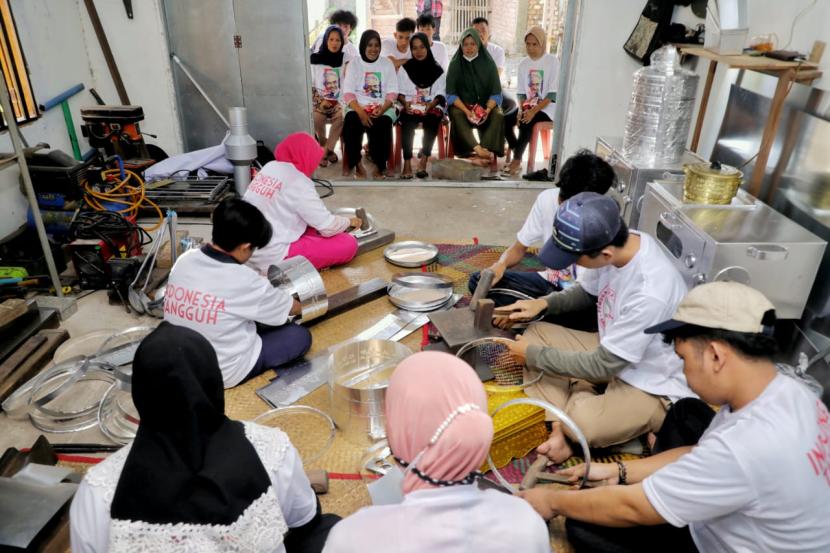 Pelatihan produk rumahan kerajinan aluminium bagi pemuda Desa Tanjung Atap, Kecamatan Tanjung Batu, Kabupaten Ogan Ilir, Sumsel.