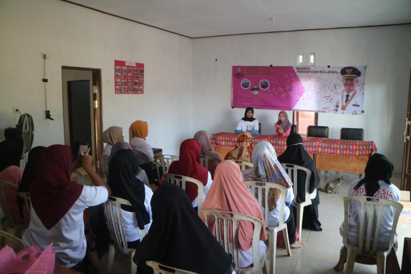 Pelatihan Public Speaking untuk para milenial khususnya perempuan yang berada di Desa Panggung Baru, Kecamatan Pelaihari, Kabupaten Tanah Laut, Provinsi, Kalimantan Selatan.