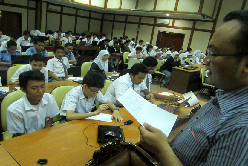 Pelatihan Republika Online Journalism Class yang diikuti pelajar SMA dan SMK Negeri Se-Jakarta Selatan di Aula SMKN 6 Jakarta Selatan, Selasa (12/11). (Republika/Amin Madani)