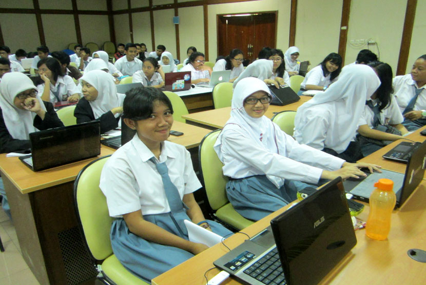 Pelatihan Republika Online Journalism Class yang diikuti pelajar SMA dan SMK Negeri Se-Jakarta Selatan di Aula SMKN 6 Jakarta Selatan, Selasa (12/11).