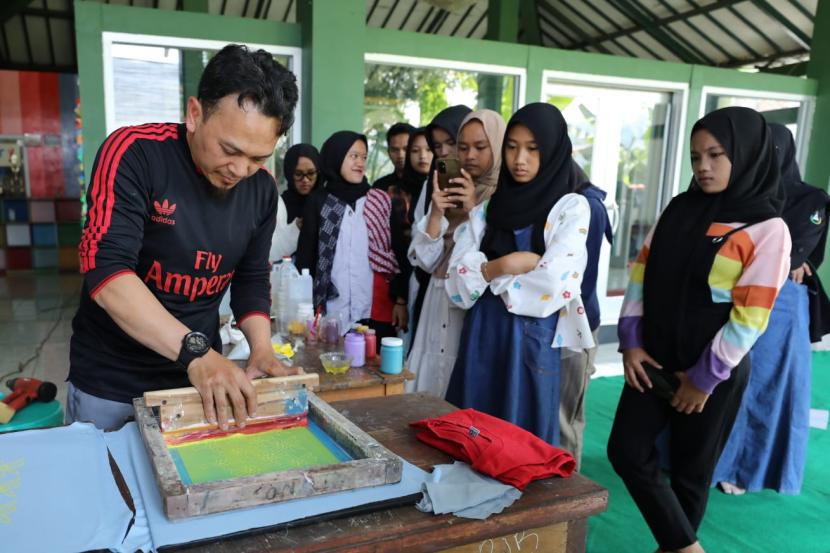 Pelatihan sablon di Jalan Dago Giri Kampung Pasir Muncang, Kelurahan Ciumbuleuit, Kecamatan Cidadap, Kota Bandung, Jawa Barat. 