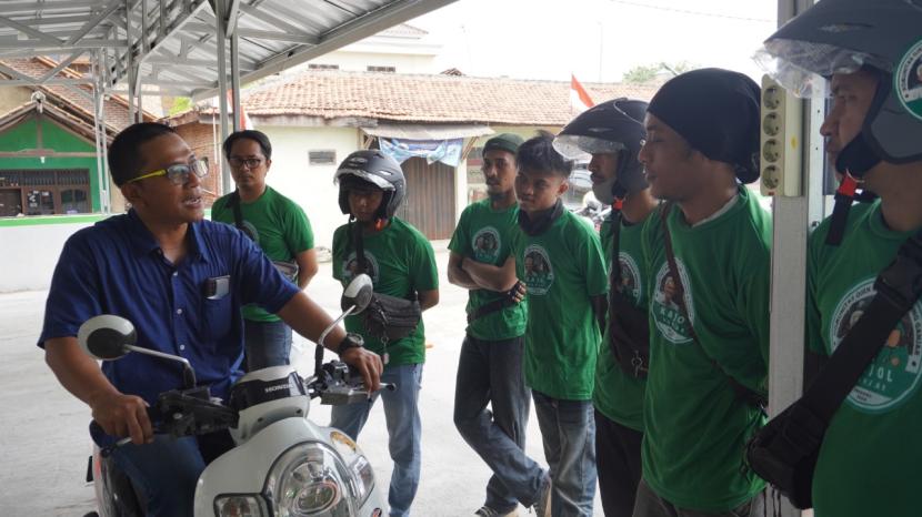 Pelatihan safety riding di Jalan Raya Cilegon, Kampung Pelamunan Sor, Kecamatan Kramat Watu, Kabupaten Serang, Banten.