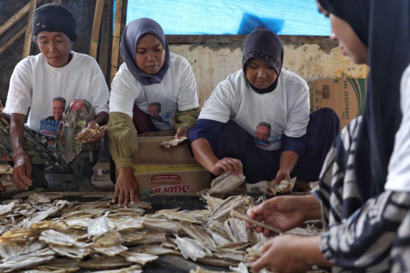 Pelatihan untuk mengolah ikan asin untuk para nelayan di Kampung Lelang Baru, Desa Panimbang, Kecamatan Panimbang, Kabupaten Pandeglang, Banten.