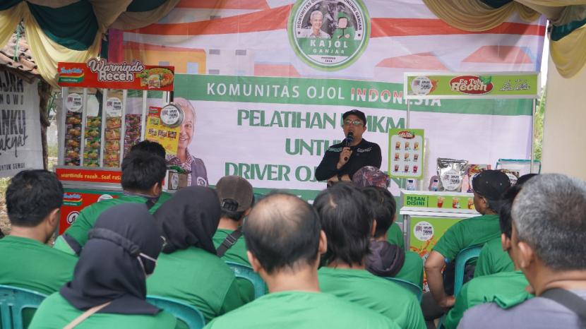 Pelatihan usaha mikro, kecil, dan menengah (UMKM) kepada para pengemudi ojek online (Ojol) yang berada di Jalan Siliwangi Pasir Ona, Kelurahan Rangkasbitung Timur, Kecamatan Rangkasbitung, Lebak, Banten.