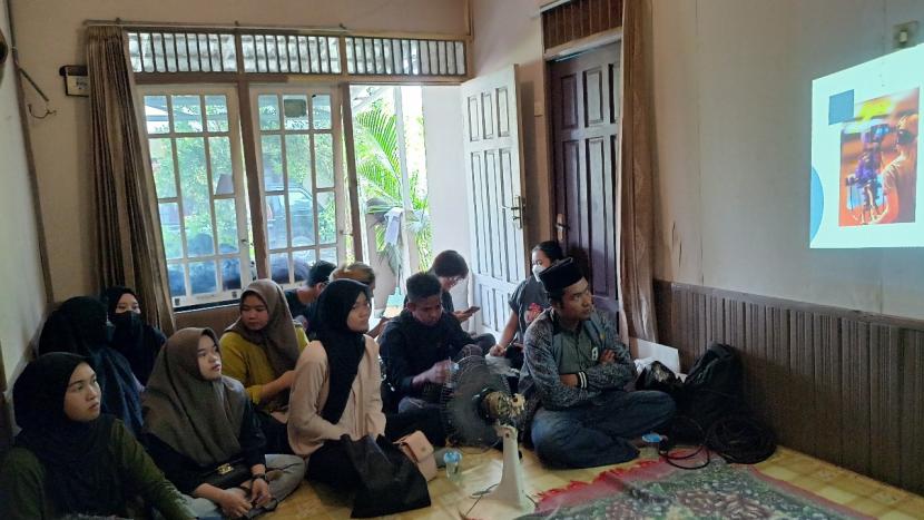 Pelatihan videografi bareng para pemuda-pemudi yang digelar di Jalan Cinta Damai No.111, Handil Bakti, Kecamatan Alalak, Kabupaten Barito Kuala, Kalimantan Selatan.