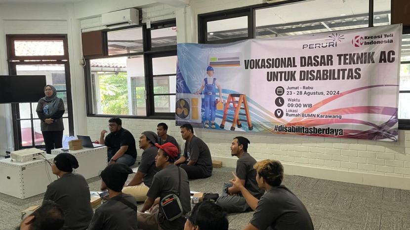 Pelatihan vokasional bagi penyandang disabilitas tuli di Karawang, Jawa Barat. 