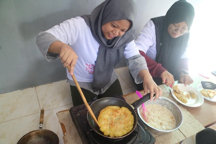 Pelatihan yang diadakan di Jalan Belitung Darat, Kelurahan Kuin Cerucuk, Kecamatan Banjarmasin Barat, Kota Banjarmasin, Provinsi Kalimantan Selatan itu, para peserta diajarkan cara membuat kue lempeng.