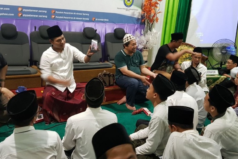 Pelatihan yang diikuti sekitar 150 santri dari berbagai pondok pesantren di Jawa Tengah ini dilaksanakan di auditorium Mathla’ul Anwar, Pondok Pesantren Al Anwar, Sarang, Rembang, pada Selasa - Rabu, (13-14/2).