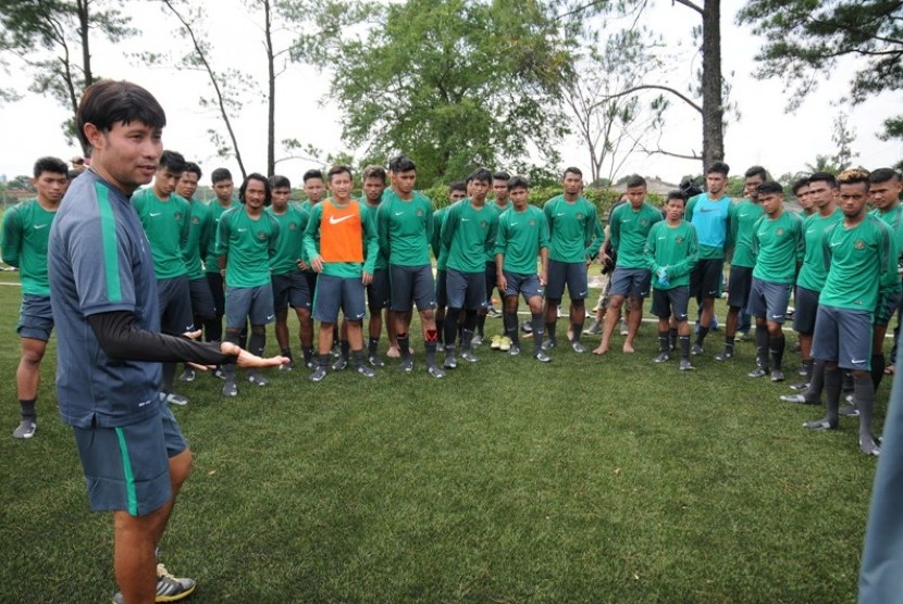 Pelatiih Eduard Tjong bersama skuat Timnas Indonesia U-19 