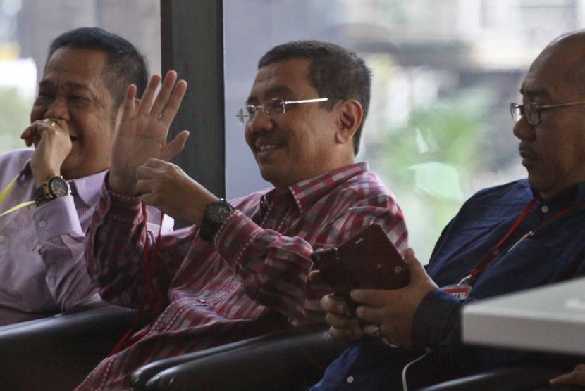  Gubernur Sumut Tengku Erry Nuradi (tengah) 