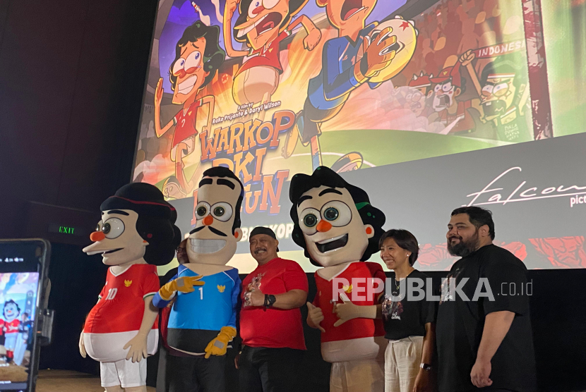 Pelawak legendaris Indro Warkop bersama pendiri Falcon Pictures Frederica seusai perilisan trailer film Warkop DKI Kartun di Kemang Village XXI, Jakarta, Selasa (2/6/2025).
