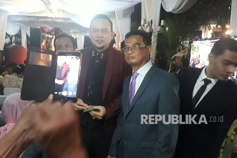 Pelawak Lies Hartono atau akrab disapa Cak Lontong berswafoto dengan sejumlah tamu undangan pernikahan Kahiyang dan Bobby Rabu (8/11).