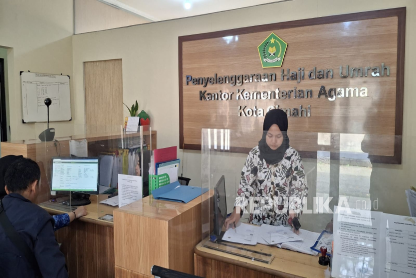 Pelayanan di Haji dan Umroh di Kantor Kementerian Agama Kota Cimahi, Jawa Barat.