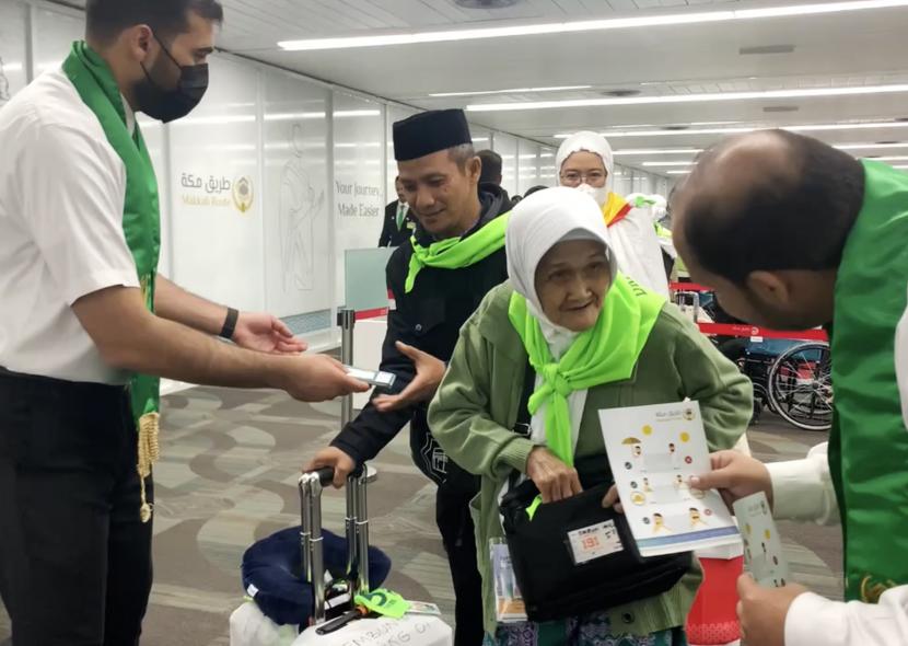 Pelayanan bagi jamaah haji lansia (lansia). Embarkasi Makassar menerapkan layanan dengan tagline Haji Ramah Lansia. 