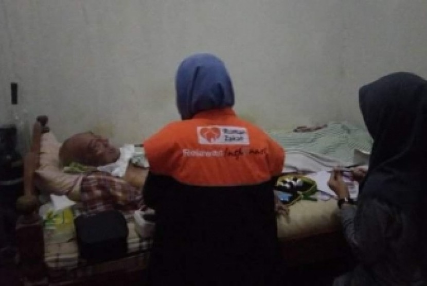 Pelayanan kesehatan dari Rumah Zakat kepada para lansia di Desa  Berdaya Balecatur, Kecamatan Gamping, Kabupaten Sleman, DIY, Ahad (24/2).