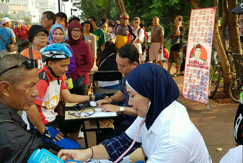 Pelayanan kesehatan gratis pada momen Car Free Day (CFD) Jakarta, Ahad (4/9).    
