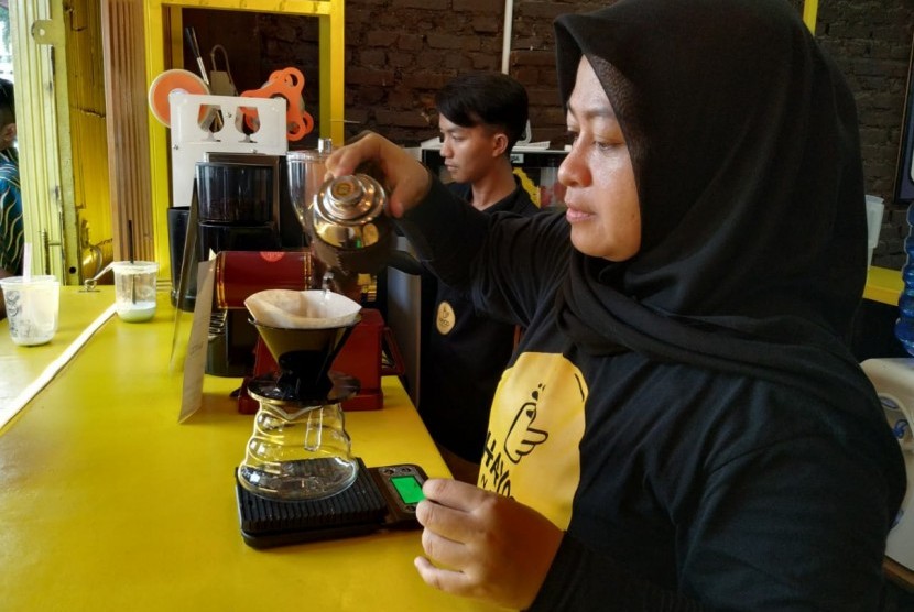 Pelayanan kopi di Kedai Kopi Hayoo Ngopi, Garut, Jawa Barat.