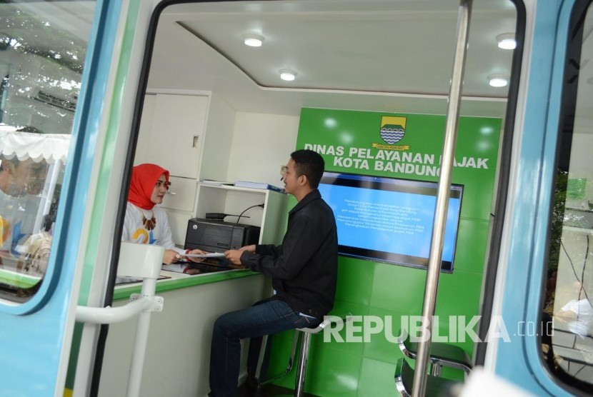 Pelayanan pajak di dalam mobil Dinas Pelayanan Pajak Kota Bandung, di Balai Kota Bandung, Selasa (31/5). (Republika/Edi Yusuf).